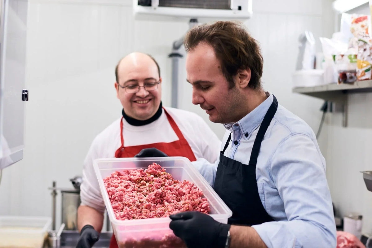 Frisch gewolftes Fleisch in der Manufaktur