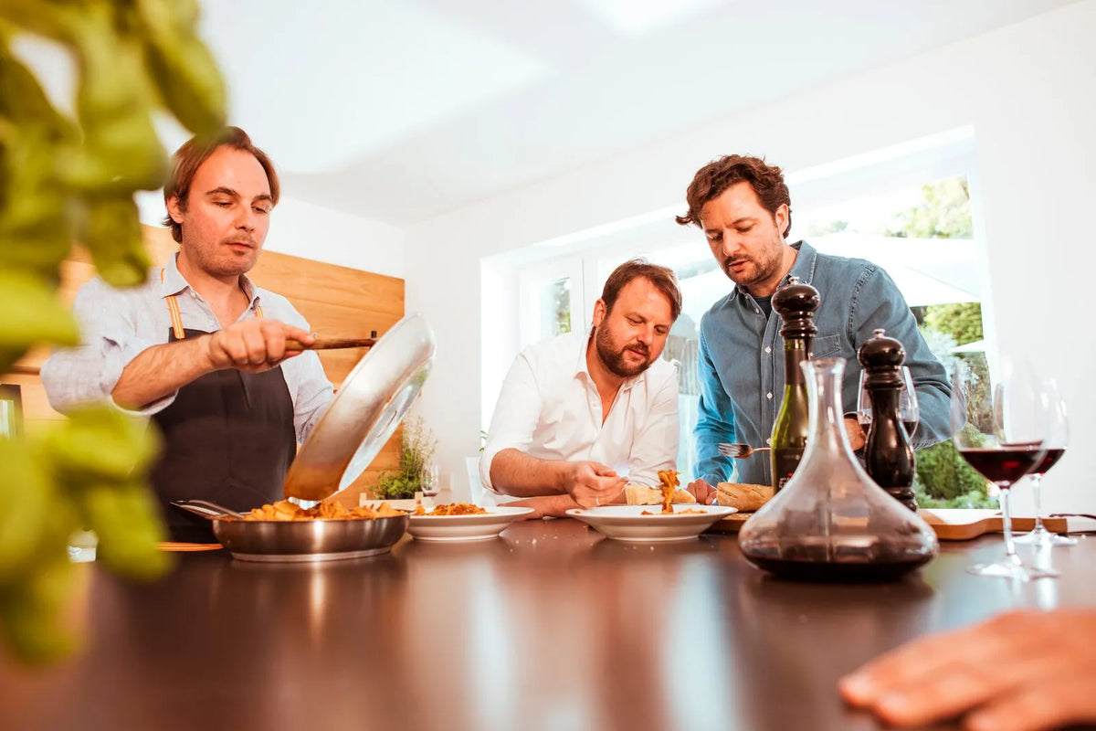 Pasta wird aus der Pfanne angerichtet und gemeinsam probiert